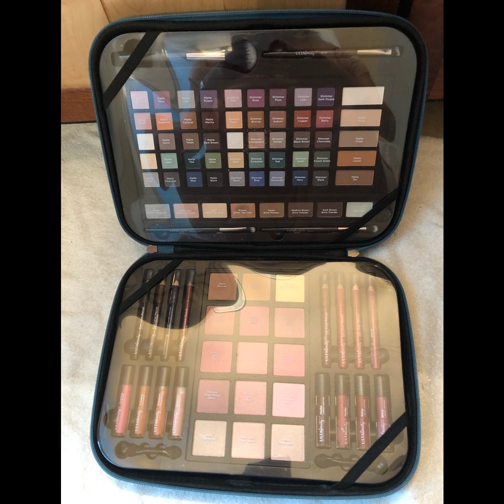 Makeup. Teal sparkle travel carrying case